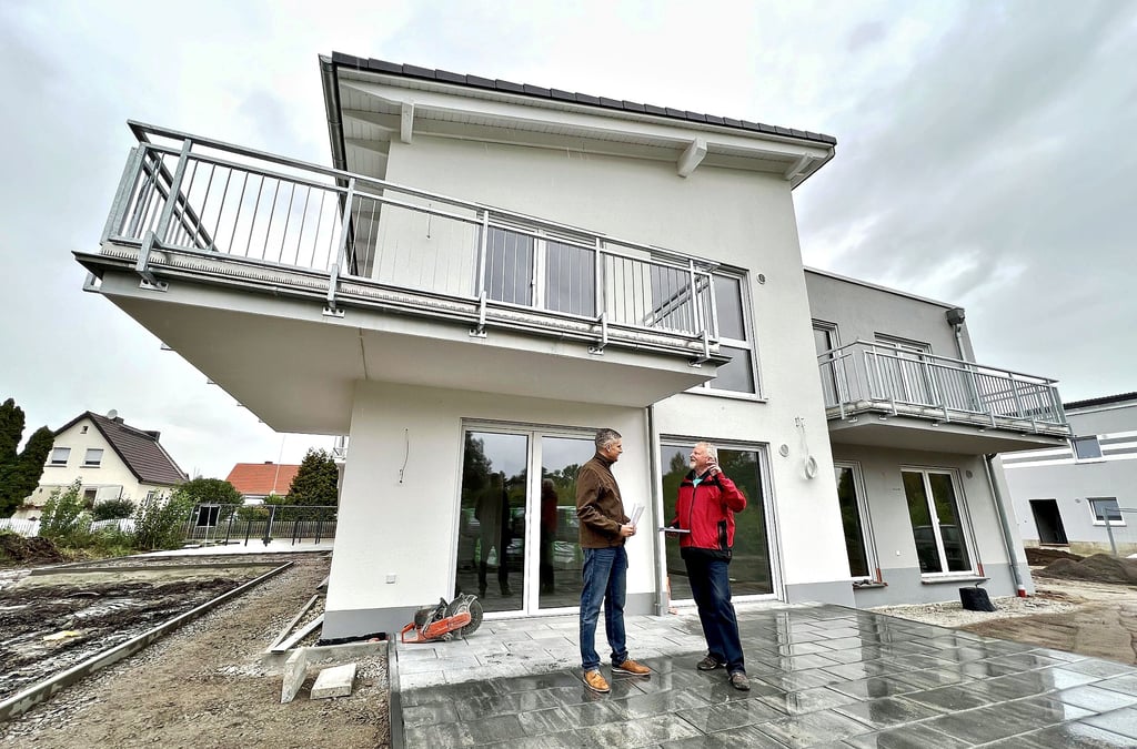 Im Bitterfelder Pappelweg sind die ersten Wohnungen fertig. WBG-Chef Christian Puschmann (l.) und Baubetreuer Eberhard Zeuner nehmen sie ab.