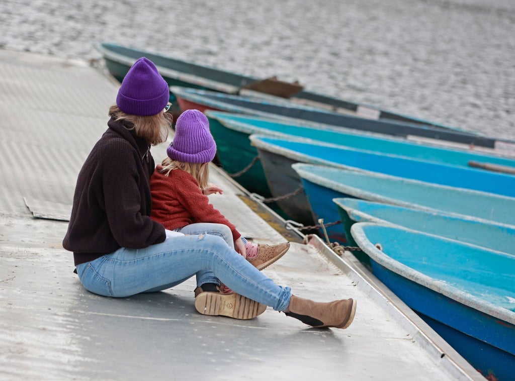 Ausflügler genießen die Aussicht auf dem Bootssteg der Talsperre Wendefurth im Harz.
