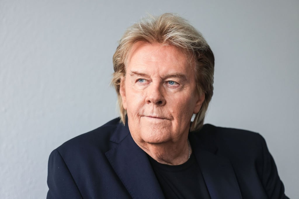 Der Sänger Howard Carpendale bei einem Fototermin in seiner Garderobe.