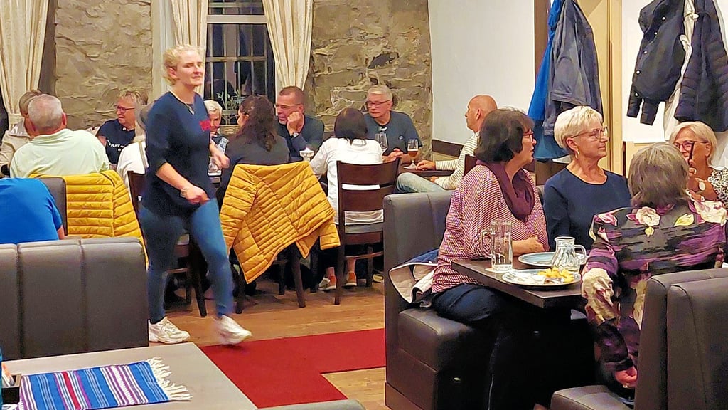 Inhaberin des neuen Restaurants "Mythos" in Hundisburg Celine Klosi bedient ihre Kundschaft auch am Eröffnungstag persönlich.