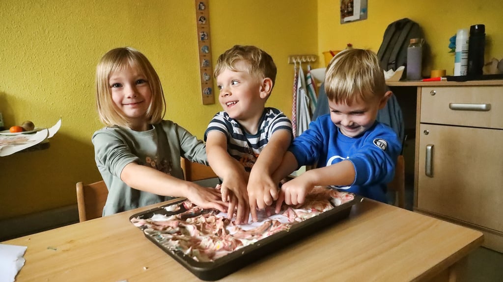 Rasierschaum und Lebensmittelfarbe in der Auflaufform: Die "Igelkinder" Gerda, Karl und Paul (v. l.) marmorieren Blätter.