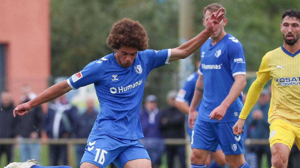 Er kann links wie rechts: Jonah Fabisch vom 1. FC Magdeburg ist ein Experte für Distanzschüsse, wie er im Testspiel gegen Eintracht Braunschweig bewies.