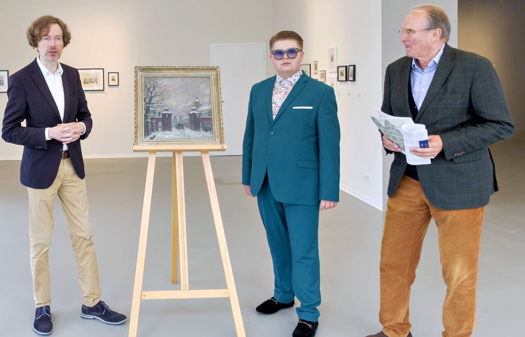 Dessaus Galeriedirektor Ruben Rebmann (li.) nimmt das Gemälde von Kurt Pallmann gerne an. Übereignet wird es der Anhaltischen Gemäldegalerie von der Fielmann-Stiftung, die den Optiker Michel Krause schickte. Für den Kunstverein erinnerte Wolfgang Savelsberg (re.) an den Künstler.