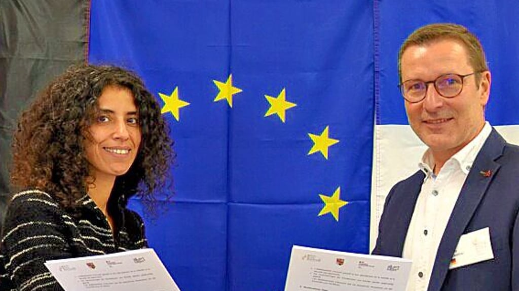 Asma Rhorab und Jens Schößler mit den unterschriebenen Verträgen im BSZ in Stendal.