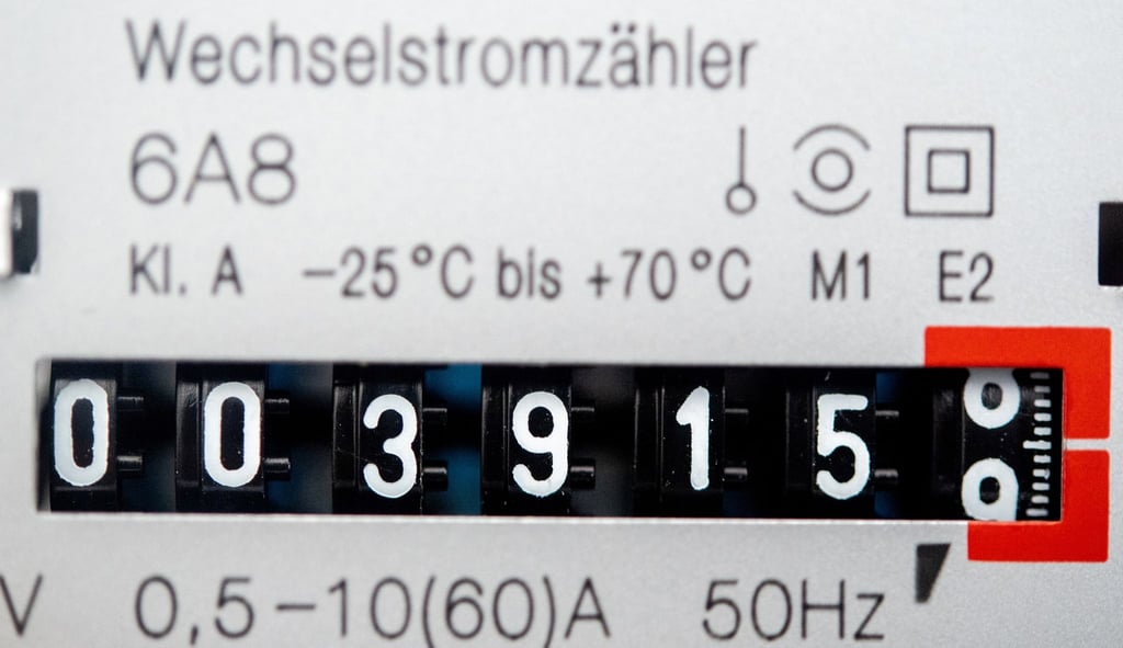 Ein Wechselstromzähler zeigt den aktuellen Zählerstand in einem Haushalt an.