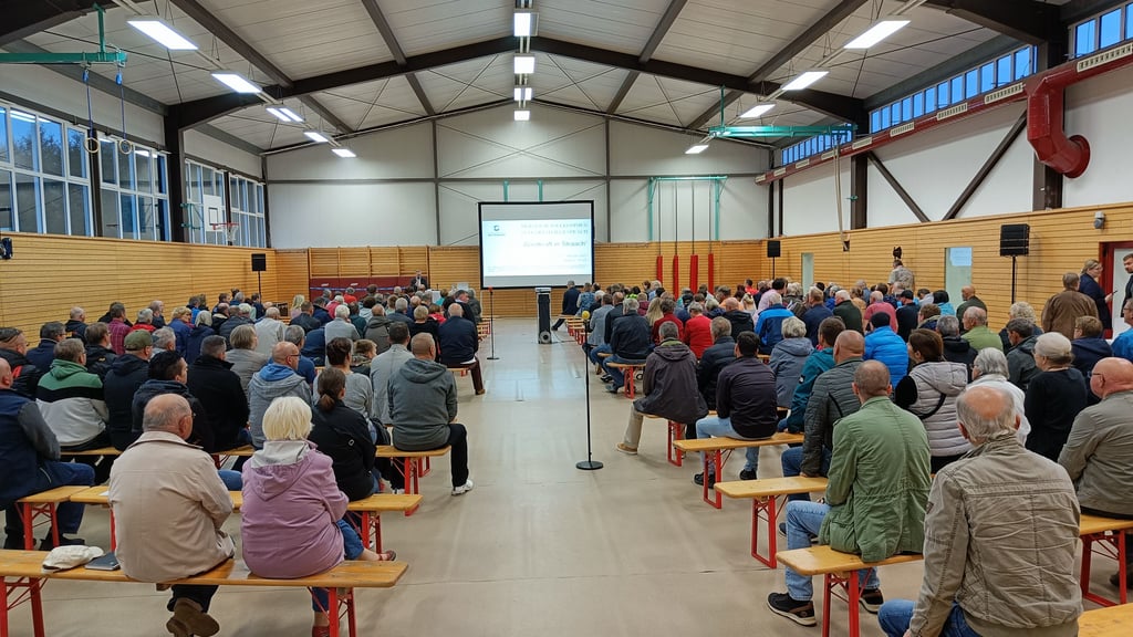 Beim Stadtgespräch in Straach waren zahlreiche Besucher gekommen.