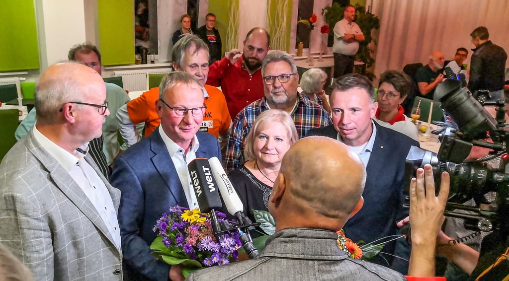 Armin Schenk (2.v.l.) feierte seinen Wahlerfolg. Er wurde von mehreren TV-Teams und Pressevertretern interviewt.