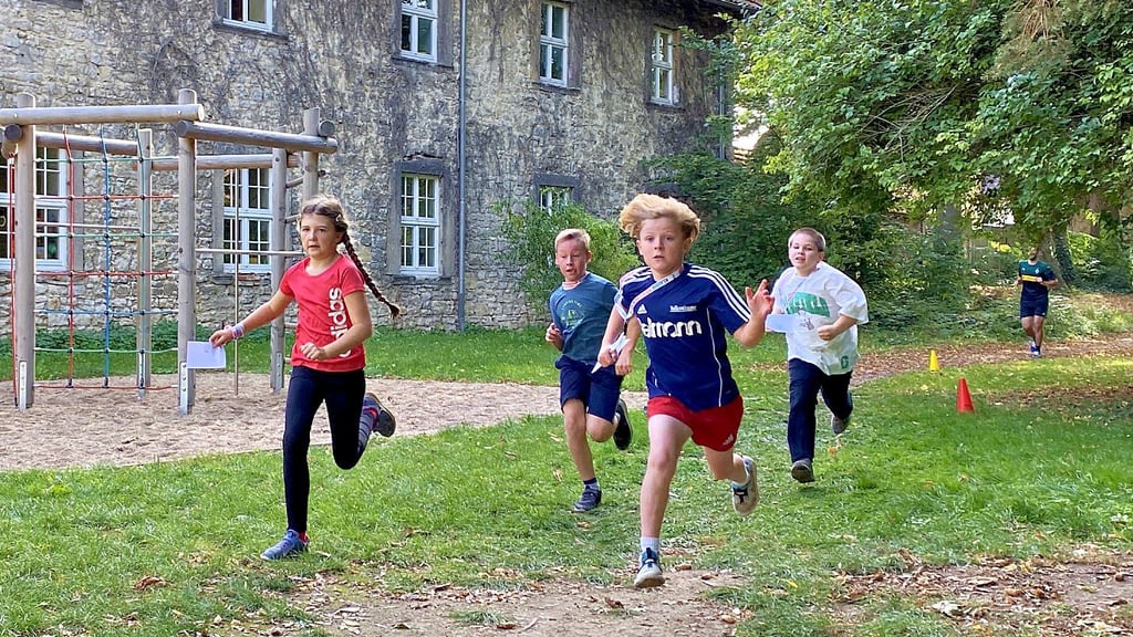 Rund 200 Meter ist eine Runde im Schulpark lang, die die 136 Schüler der Badersleber Grundschule im Rahmen des Sponsorenlaufs so oft wie möglich in den vorgegebenen 25 Minuten absolvieren müssen.