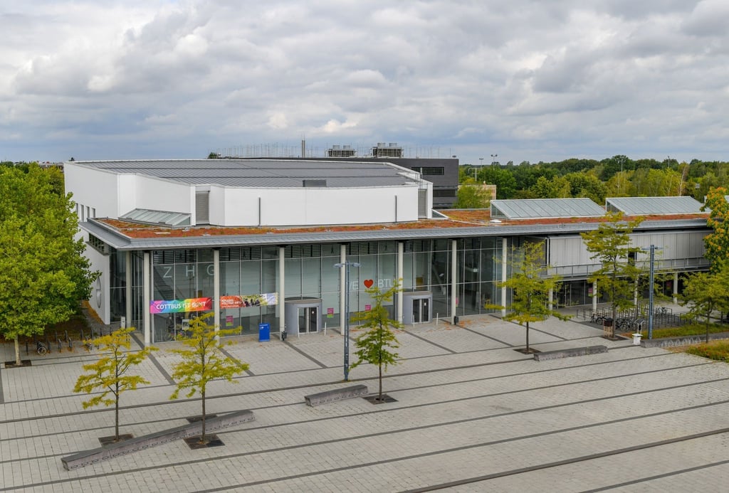 Blick über den Campus an der BTU - Brandenburgische Technische Universität Cottbus-Senftenberg.