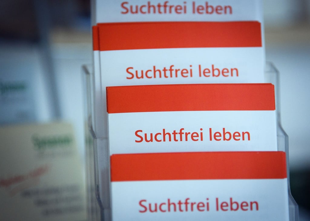 Broschüren mit dem Aufdruck „Suchtfrei leben“ stehen in einer Ambulanten Beratungs- und Behandlungsstelle.