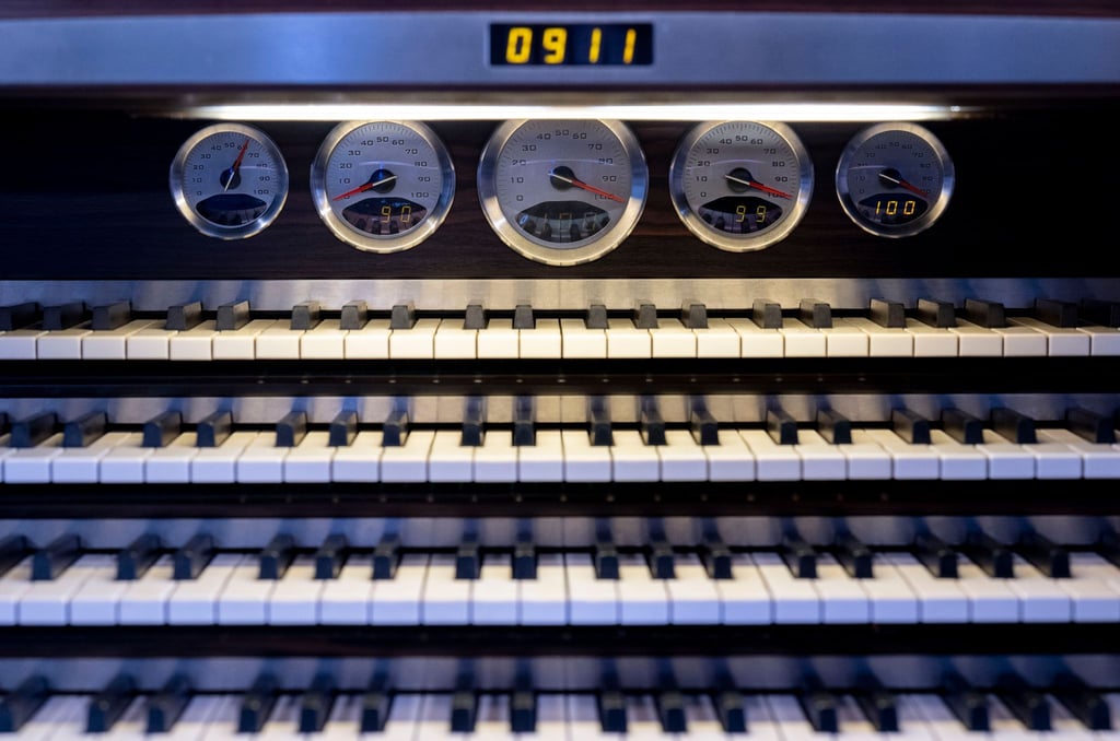 Blick auf den Spieltisch der Ladegast-Orgel in der Nikolaikirche in Leipzig.