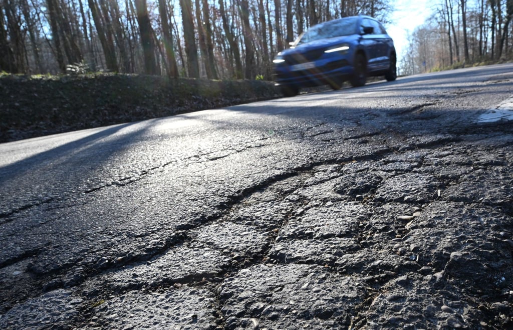 Glatteis kann selbst bei Plusgraden in Waldgebieten auftreten, wenn Regen auf kalte Oberflächen trifft.