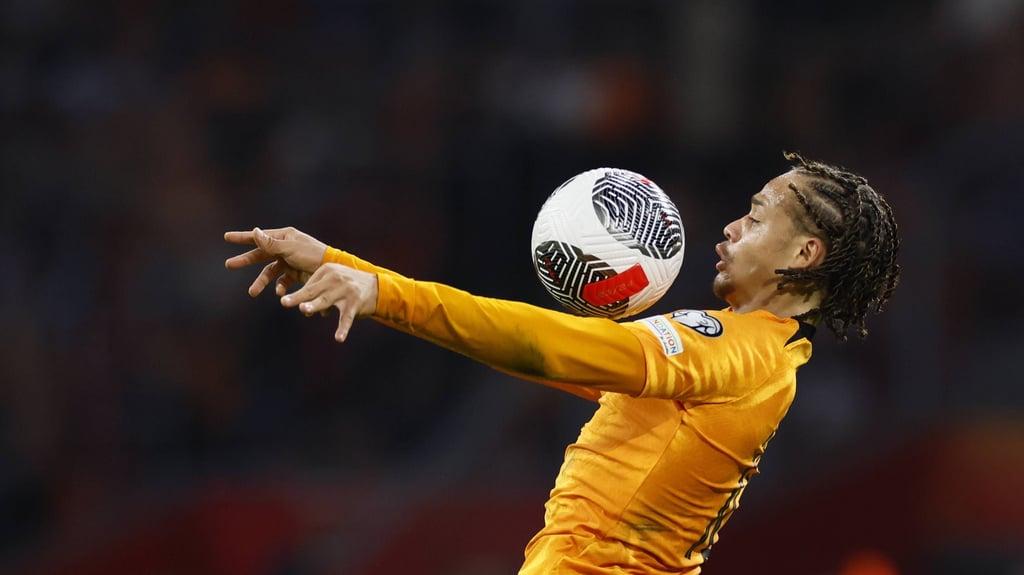 Perfekte Ballannahme mit der Brust: Xavi Simons von RB Leipzig.