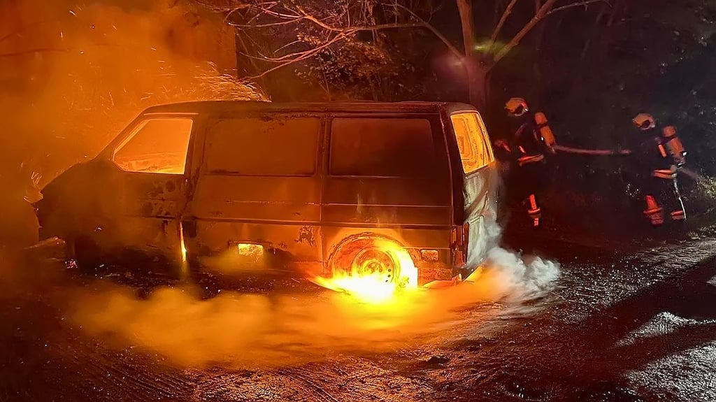Der Transporter im Ascherslebener Krähengeschrei war nicht mehr zu retten.