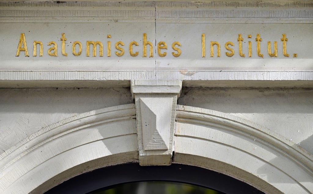 „Anatomisches Institut“ steht über dem Eingang zum Institut für Anatomie des Uniklinik Jena.