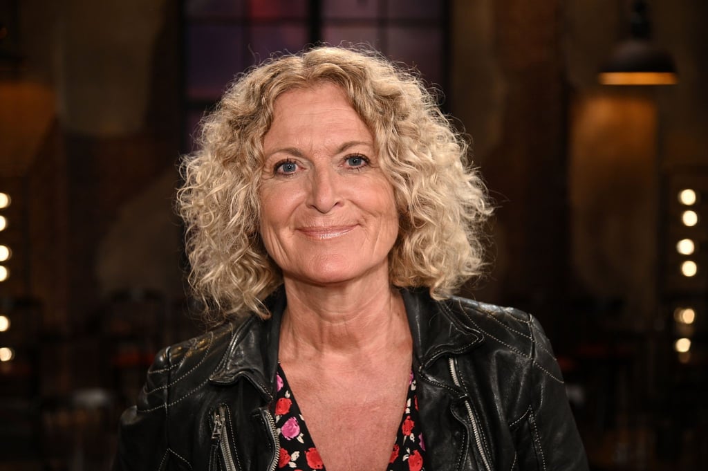 Die Autorin Susanne Fröhlich steht nach der Aufzeichnung der WDR Talkshow „Kölner Treff“ im Studio (2019).