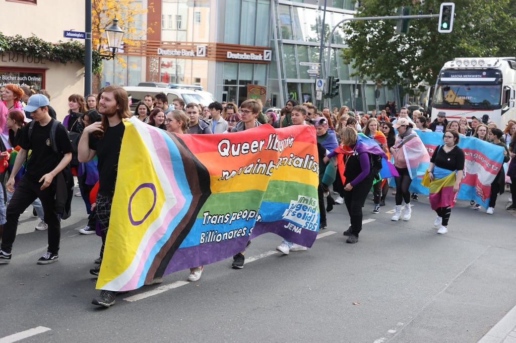 Teilnehmer des Christopher Street Days ziehen durch die Innenstadt.