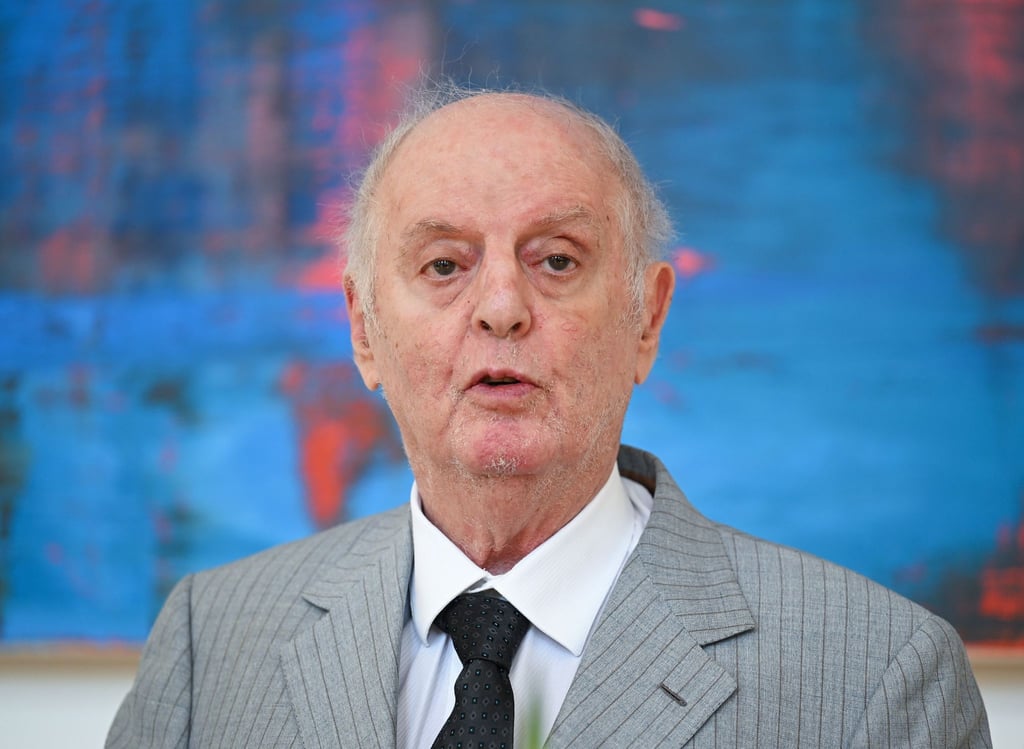 Dirigent Daniel Barenboim bedankt sich nach der Feierlichen Enthüllung seines Ehrenbürgerporträts im Festsaal des Berliner Abgeordnetenhauses.