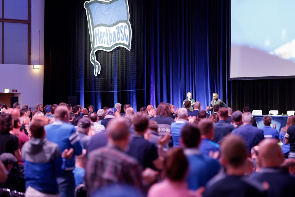 Fußball: Bundesliga, Hertha BSC, Mitgliederversammlung in der Messe Berlin.
