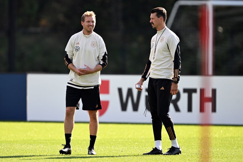 Bundestrainer Julian Nagelsmann (l) lobt seinen Co-Trainer Sandro Wagner.