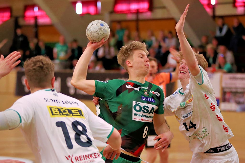 Julius Drachau (Mitte), hier Anfang Mai dieses Jahres in der Magdeburger Gieselerhalle im Spiel der A-Jugend-Bundesliga gegen Leipzig, trifft mit der SCM-Zweiten am Sonntag bei den Männern auf seinen Ex-Verein.