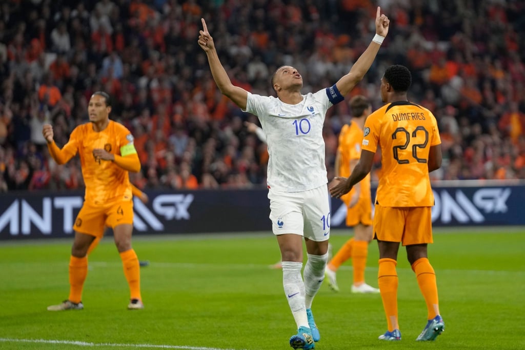Die Niederländer verloren gegen die Franzisen um Kylian Mbappé (M.).