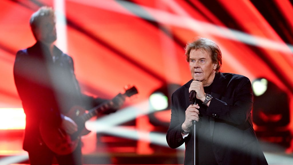 Sänger Howard Carpendale singt auf der Bühne bei der Verleihung des Medienpreises „Goldene Henne“.