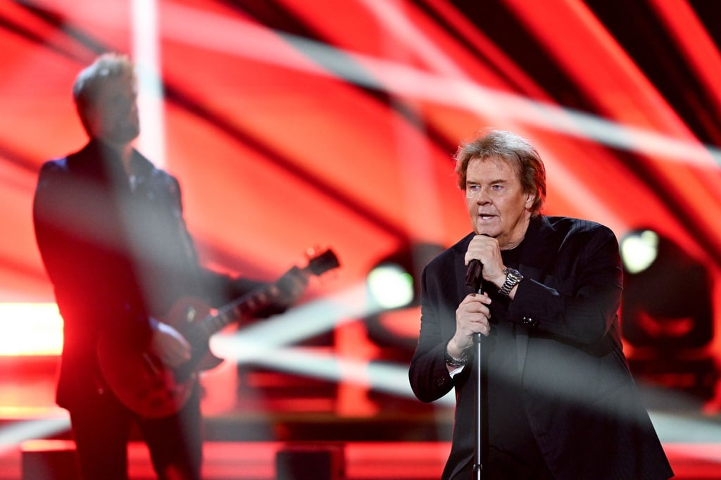 Sänger Howard Carpendale singt auf der Bühne bei der Verleihung des Medienpreises „Goldene Henne“.