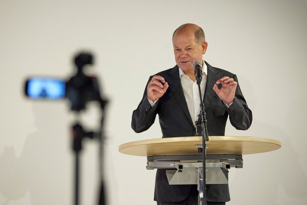Bundeskanzler Olaf Scholz (SPD) hält eine Rede.