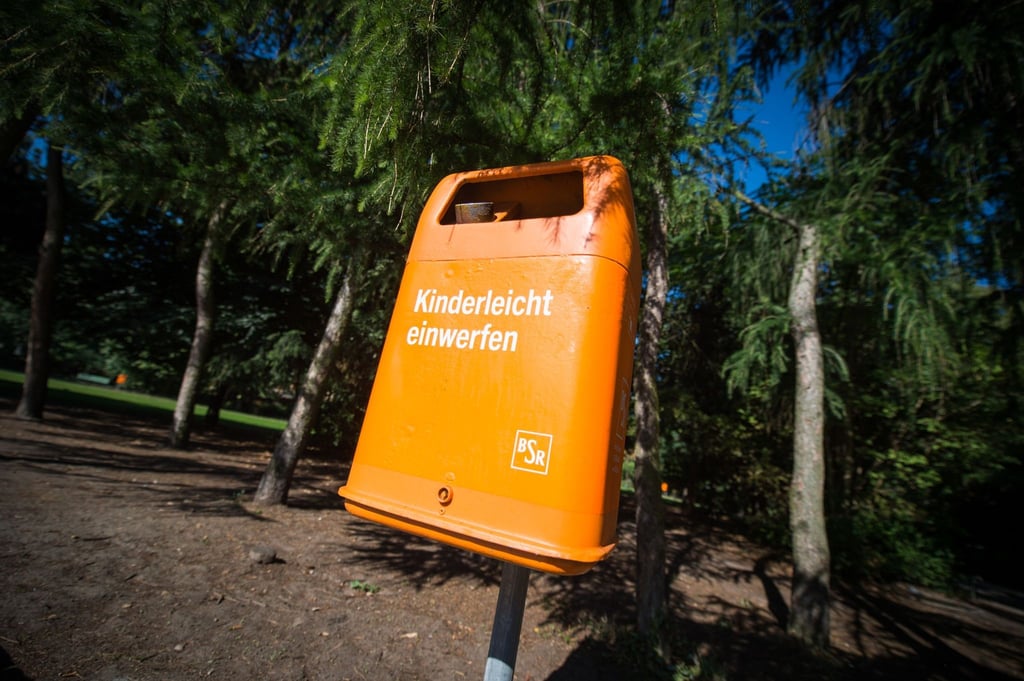 Ein Mülleimer der Berliner Stadtreinigung (BSR) mit der Aufschrift "Kinderleicht einwerfen" steht am Kollwitzplatz.