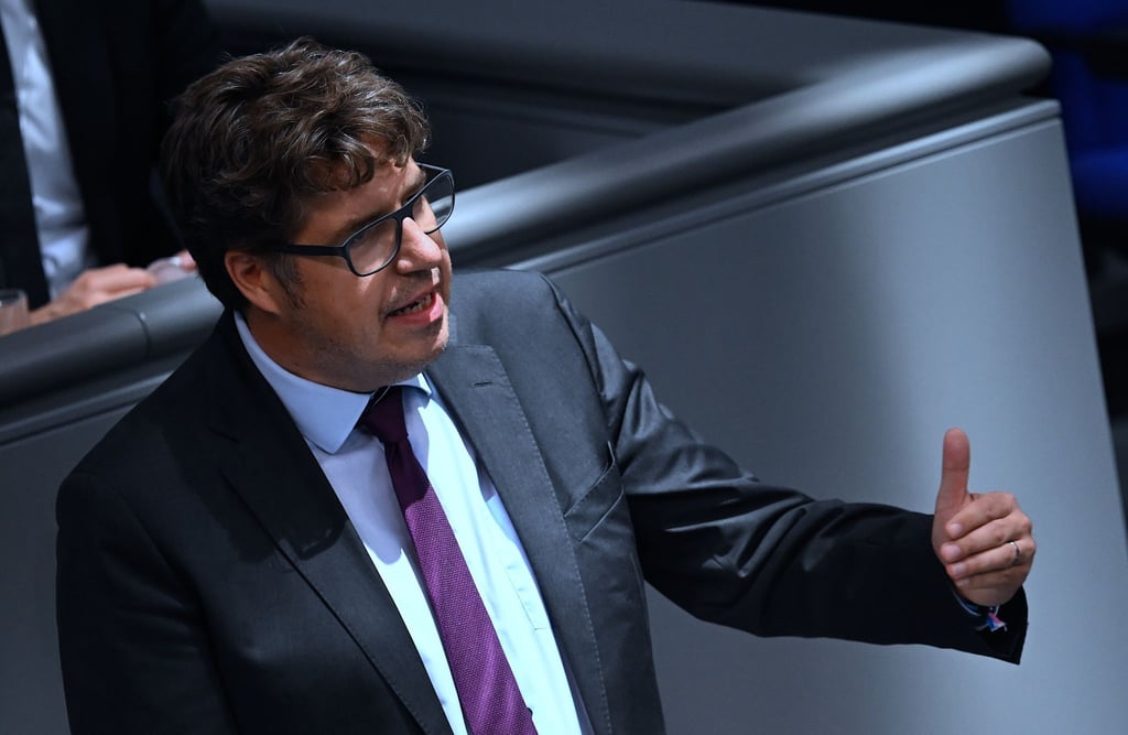 Der Staatssekretär Michael Kellner spricht.