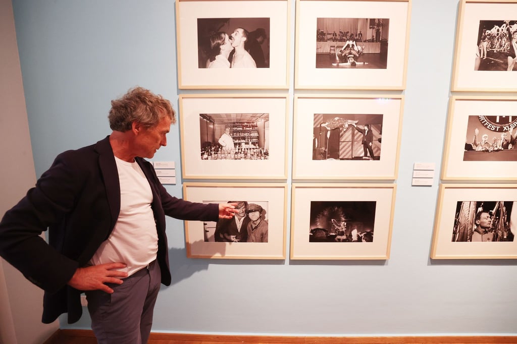 Eric Stephan, Direktor der Städtischen Museen, spricht bei einem Presserundgang in der Ausstellung "Der große Schwof.
