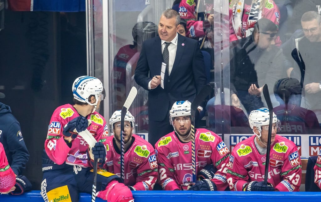 Cheftrainer Serge Aubin (M) von den Eisbären Berlin gibt seinen Spielern Anweisungen.