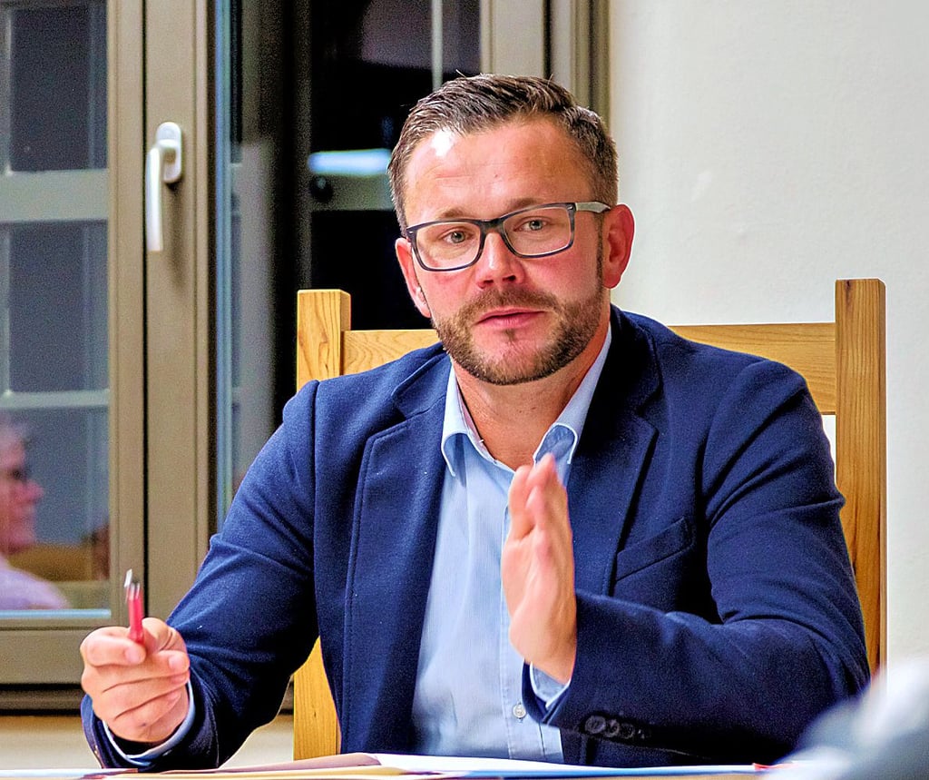 Peter Eisemann, Amtsleiter im Haupt- und Wirtschaftsamt, präsentierte im Osterwiecker Sozialausschuss die aktuellen Zahlen für den Betrieb der Kindertagesstätten in der Gemeinde und schlug mögliche Konsolidierungsmöglichkeiten vor.