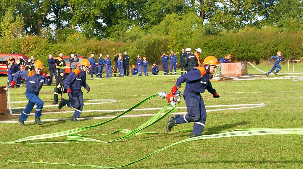 Stendal I beim Löschangriff. 18 Mannschaften gingen auf dem Sportplatz in Lichterfelde an den Start.
