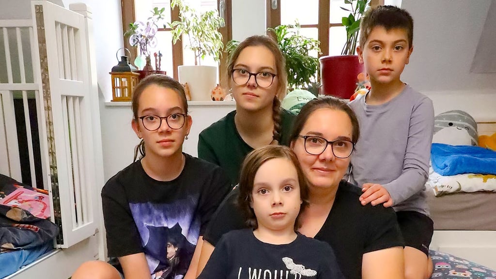 Liebe und Kampf für die Kinder: Mutter Susanne Reinhardt mit Emma, Lena, Paul und Emil (v.l).