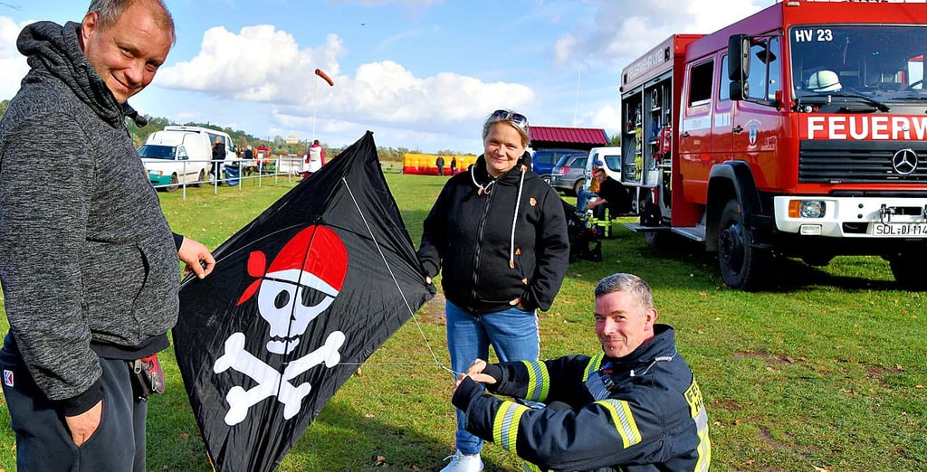 Jugendwart Sebastian Fricke (rechts) half auch bei der Drachenreparatur.