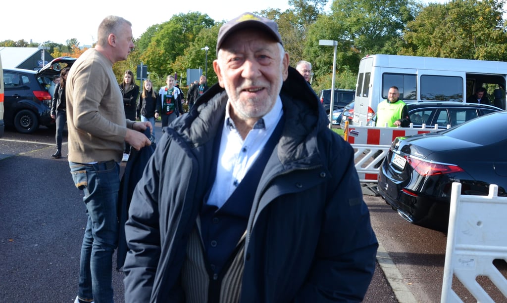 Dieter Hallervorden vor der Getec-Arena in Magdeburg auf dem Weg zu den Handballern des SC Magdeburg.
