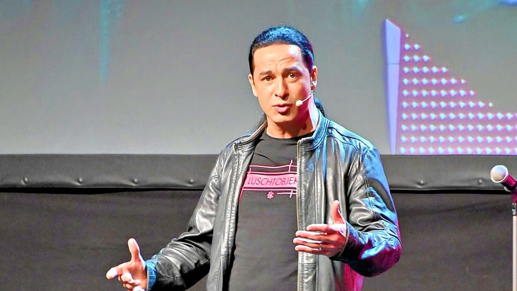 Comedian Bülent Ceylan im Amo Kulturhaus Magdeburg.