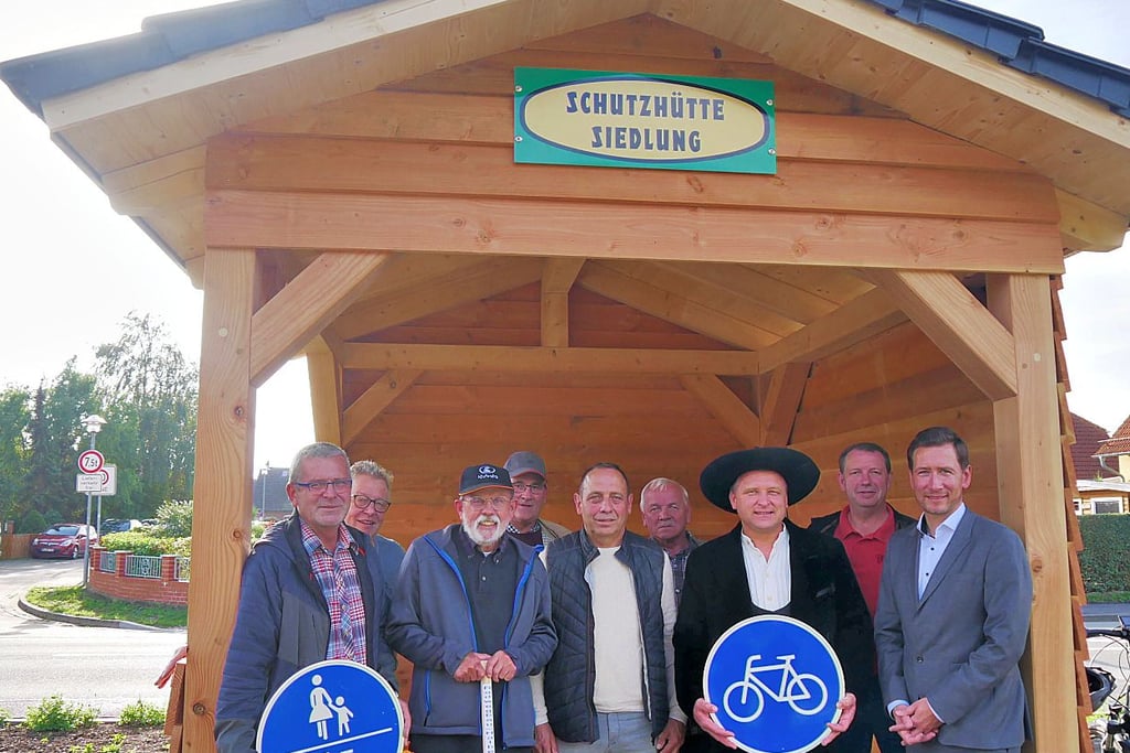 Freude über die neue Schutzhütte am Radweg zwischen Halberstadt und Sargstedt, darunter Frank Grüning (5. v. l.) sowie der Sponsor und Erbauer der Schutzhütte, Zimmermann Christian Schneider (3. v. r.).