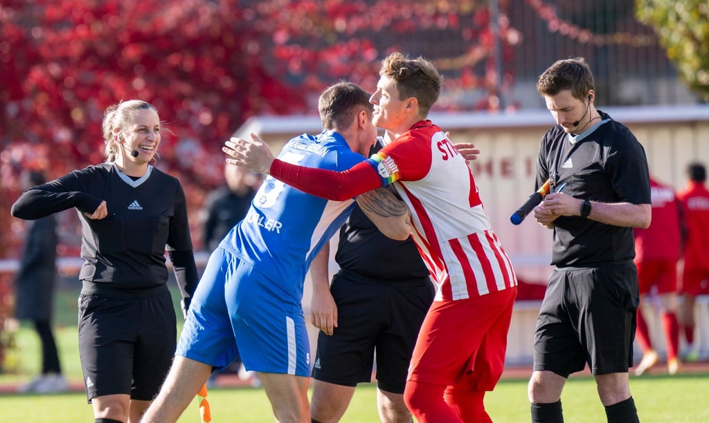 Tim Häußler (l) von Makkabi Berlin und Clemens Beer von Berolina Stralau umarmen sich vor dem Spiel.