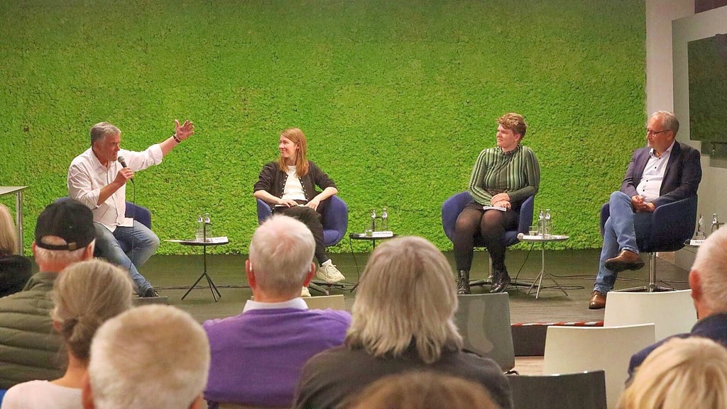 Geteiltes Medien-Deutschland? Im MZ-Haus von links: Thomas Bille, Linda Schildbach (beide MDR Kultur), Antonie Rietzschel (Leipziger Volkszeitung) und Marc Rath (Mitteldeutsche Zeitung, Magdeburger Volksstimme)