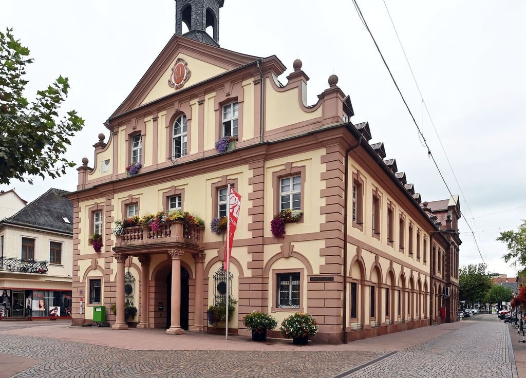 Blick auf das Rathaus der Stadt Rastatt. Am Sonntag (15. Oktober) findet die zweite Runde der Oberbürgermeisterwahl in Rastatt statt.