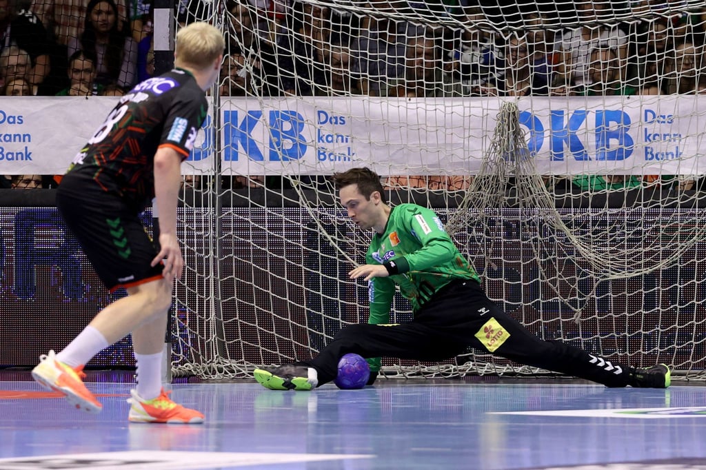 Magdeburgs Torhüter Nikola Portner (r) pariert den Ball.