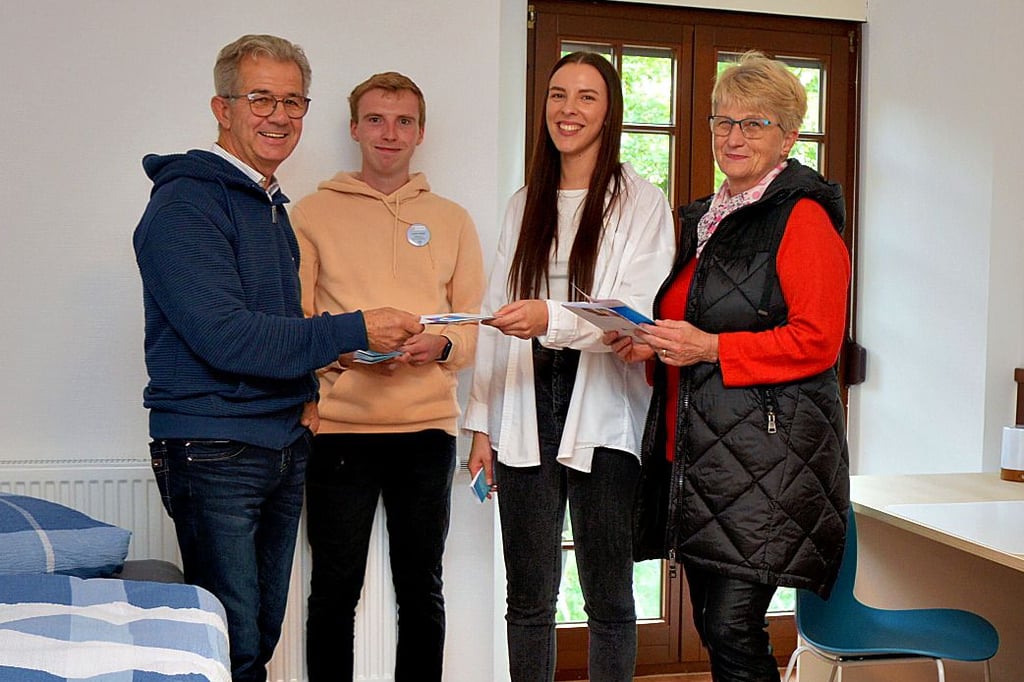 Uwe Kötteritzsch (l.) und Ehefrau Heike (r.) lassen sich von Laura Beyer und Justin Heller die Zimmeraufteilung im Burger „Seeschlößchen“ erklären.