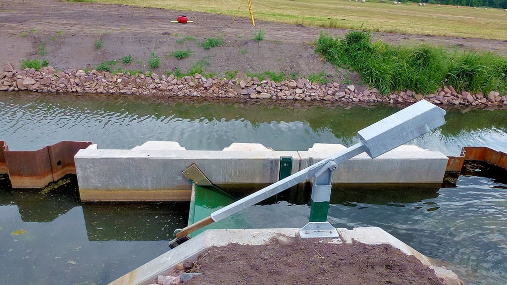 Mit dieser Kombination aus Fischbauchklappe (vorn) und Sohlgleite wird das Wasser vor dem Klietzer See angestaut. Im Hochwasserfall kann es abgelassen werden.