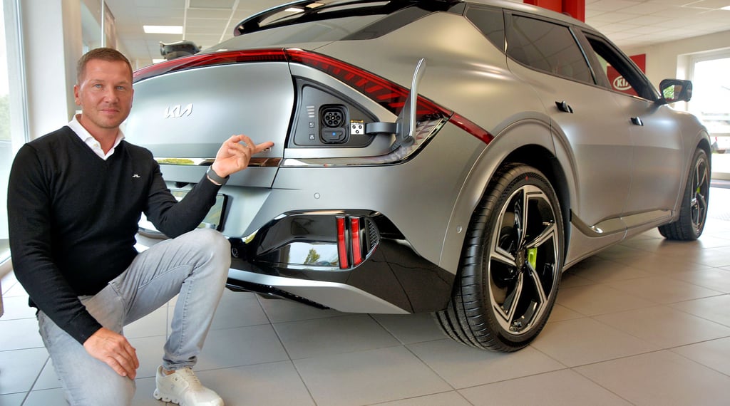 David Kahlo, Verkaufsberater im Autohaus Pohl in Reesen bei Burg, zeigt auf ein Elektromodell eines südkoreanischen Herstellers.