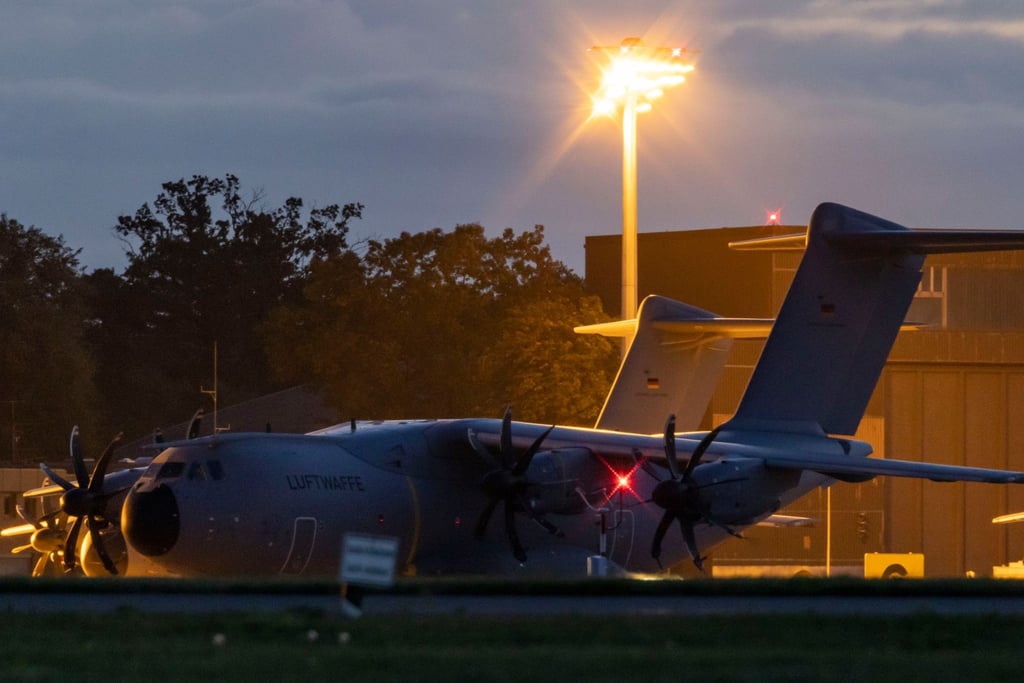 Das Transportflugzeug vom Typ A400M der Bundeswehr landet auf dem Flugplatz in Wunstorf.