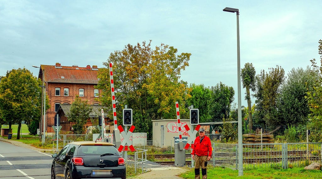Der Blumenberger Willi Kemmer am sanierten Bahnübergang im Dorf.