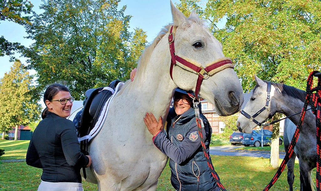 Bei der Vorbereitung: Diana Andres und Jennifer Micka.